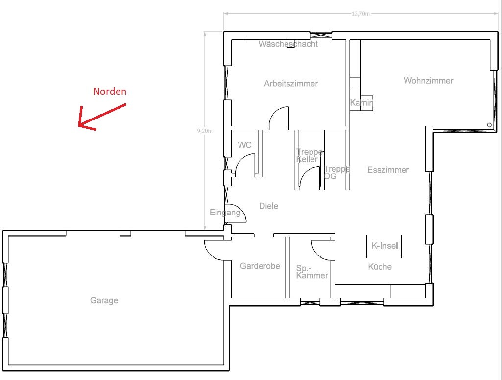 2D-Grundrissplan eines Hauses mit Wohnzimmer, Küche, Esszimmer und Garage