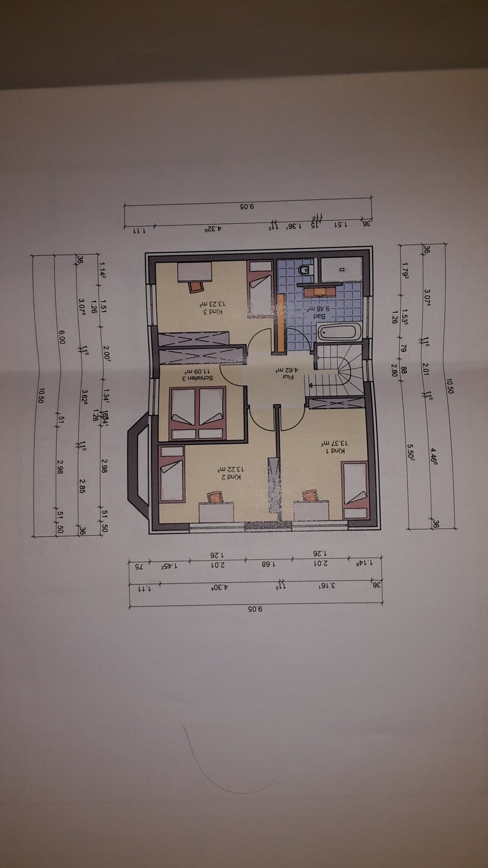 2D-Grundriss eines Hauses mit Schlafzimmern, Bad und Treppenhaus.