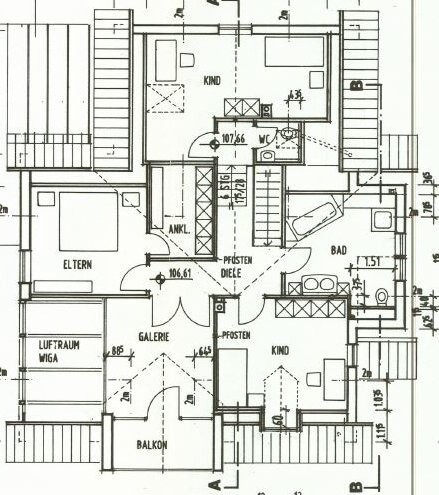 2D-Grundriss eines Einfamilienhauses mit Eltern- und Kinderzimmern, Bad und Balkon.