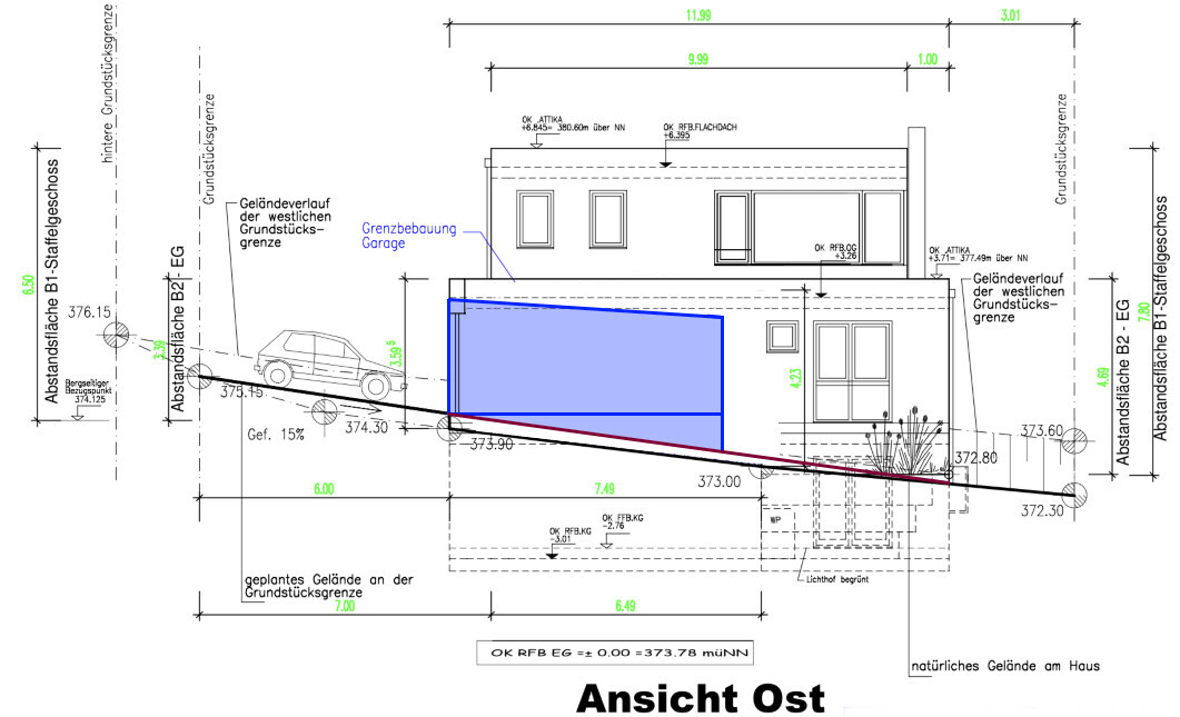 Ostansicht eines Hauses mit blauer Garage, geneigter Zufahrt und Fensterfront.