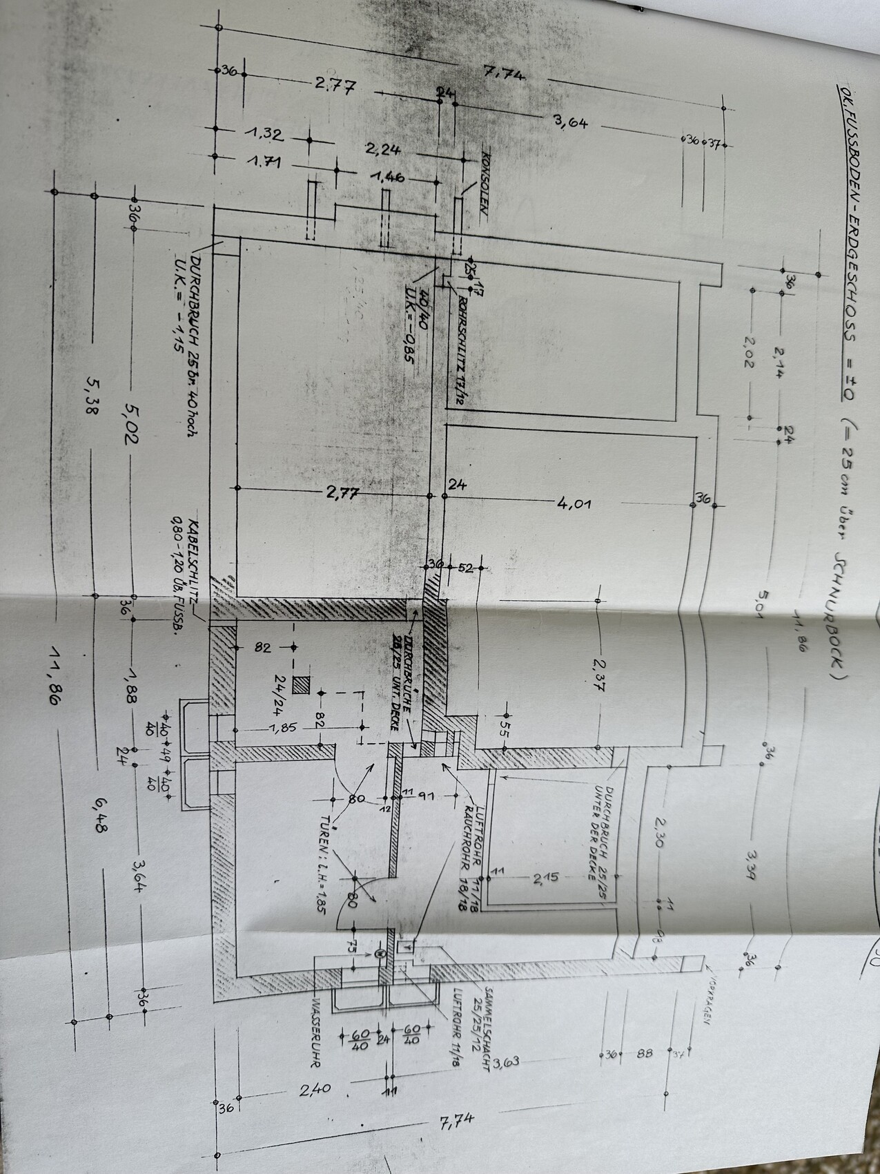 Architektur-Grundriss eines Gebäudes mit Innenwänden, Türen, Treppen und Maßangaben.