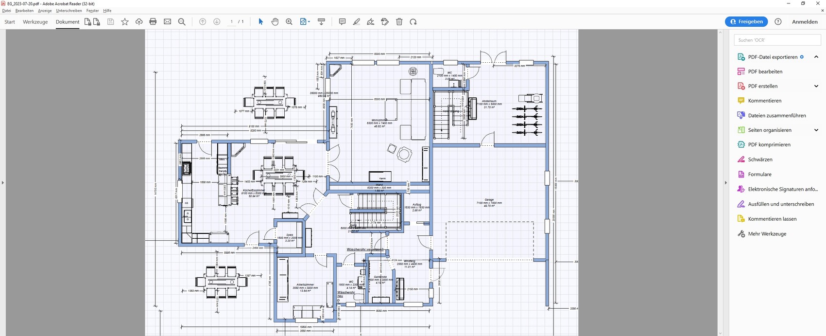 Grundriss eines Hauses mit Küche, Essbereich, Wohnzimmer, Treppe und Garage.