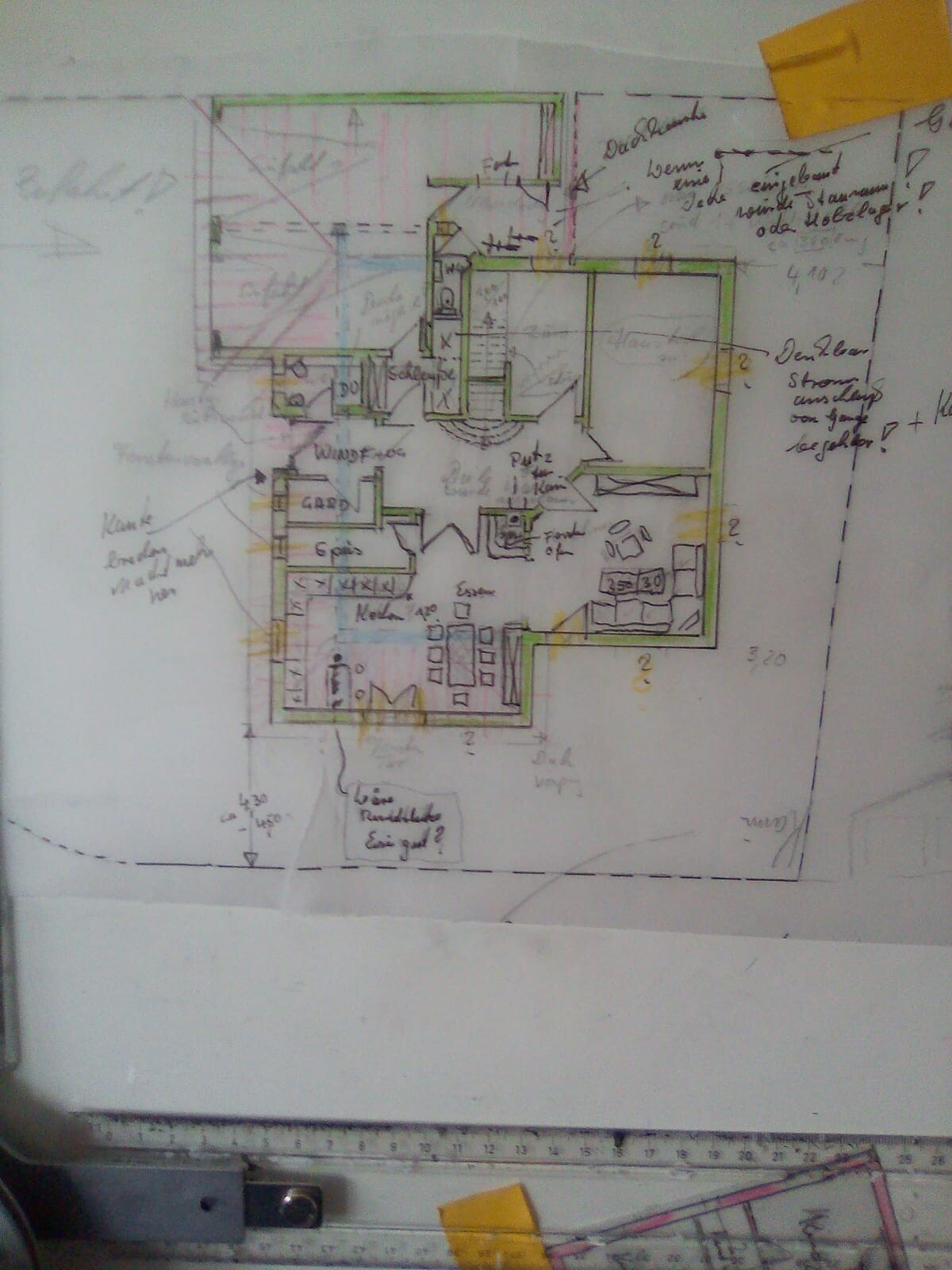 Handgezeichnter Grundriss eines Hauses mit mehreren Zimmern, Treppen und Anmerkungen.