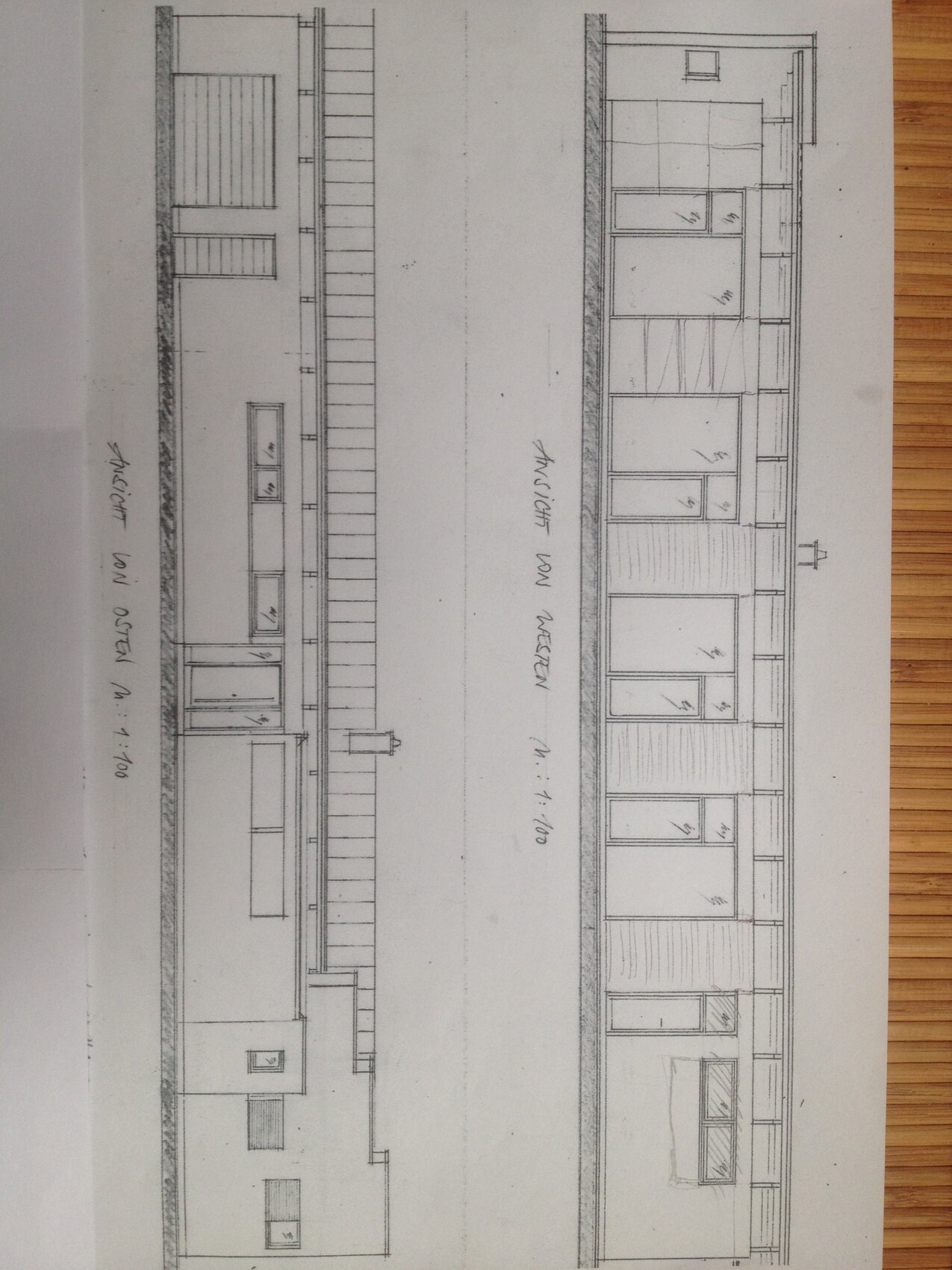 Architekten-Plan: Zwei Gebäudefassaden mit Fenstern und Türen als Bleistiftzeichnung.