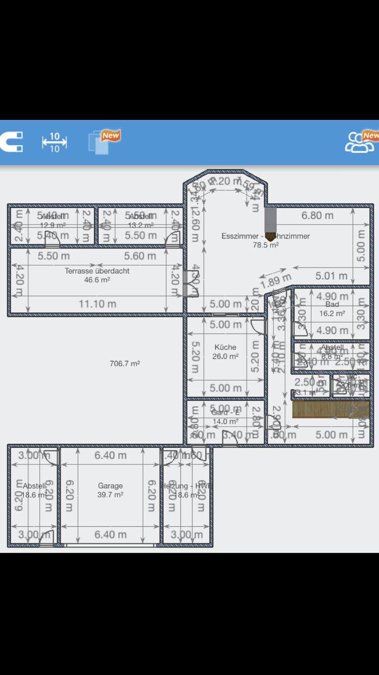 Grundriss eines Hauses mit mehreren Zimmern, Terrasse, Küche, Bad und Garage.
