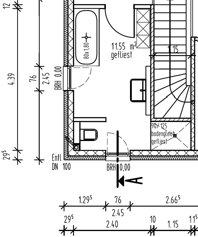 Grundriss eines Hauses: Badezimmer mit Badewanne, Toilette, Treppe, Türen und Maßangaben.