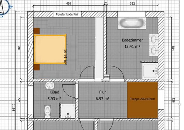Zweidimensionaler Grundriss eines Hauses mit Badezimmer, Flur und Treppe