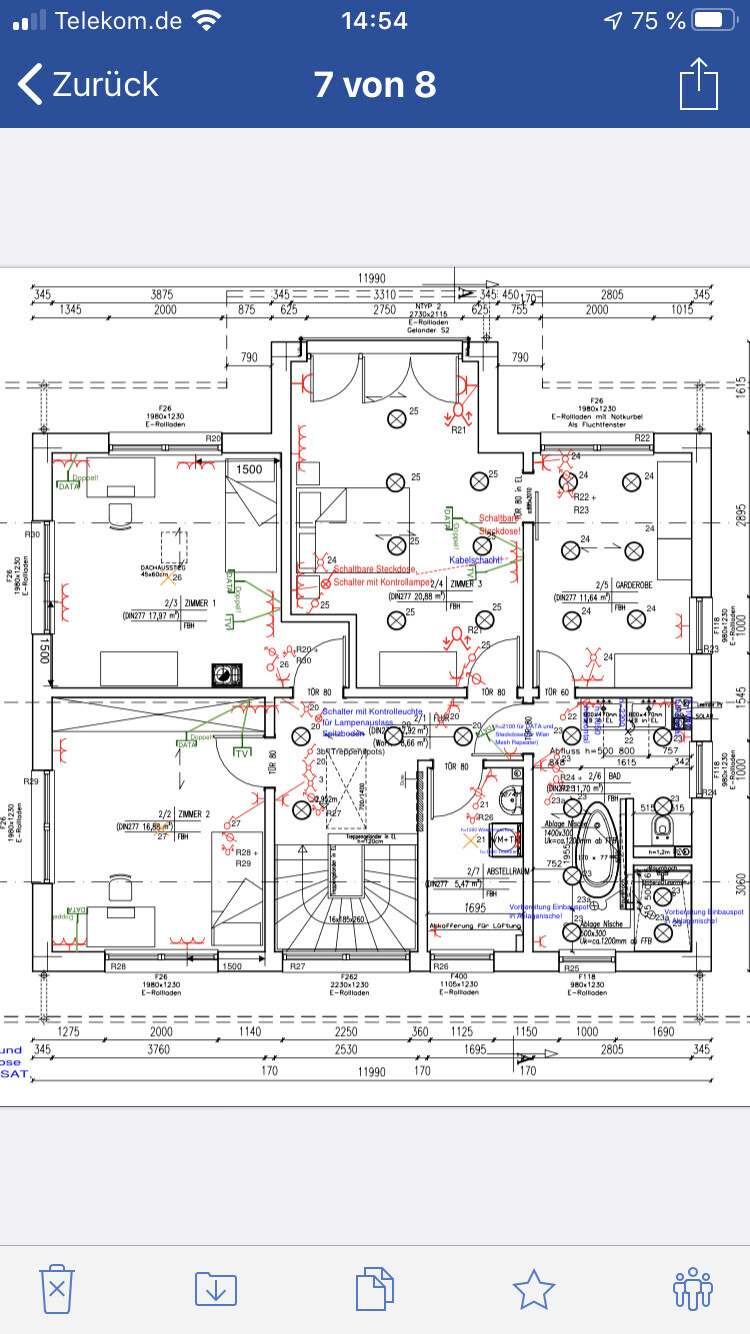 Grundriss eines Wohnhauses mit mehreren Zimmern, Türen, Möbeln und Elektro-Symbolen.