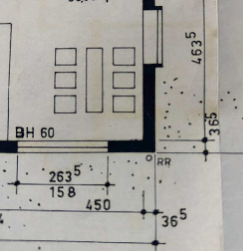 Grundrisszeichnung eines Hauses mit Maßangaben und Fensteranordnung
