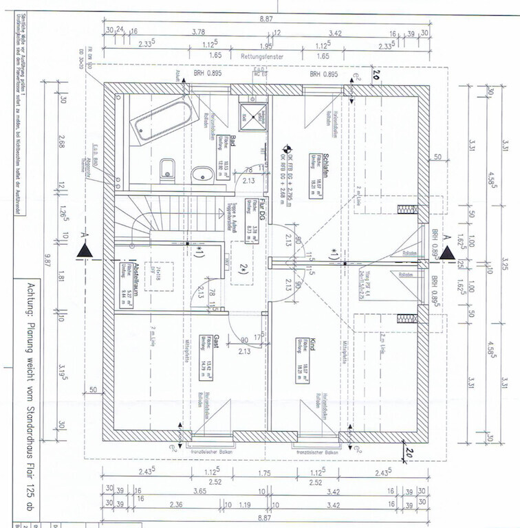 Grundrissplan eines Wohnhauses mit mehreren Räumen, Türen und Treppen