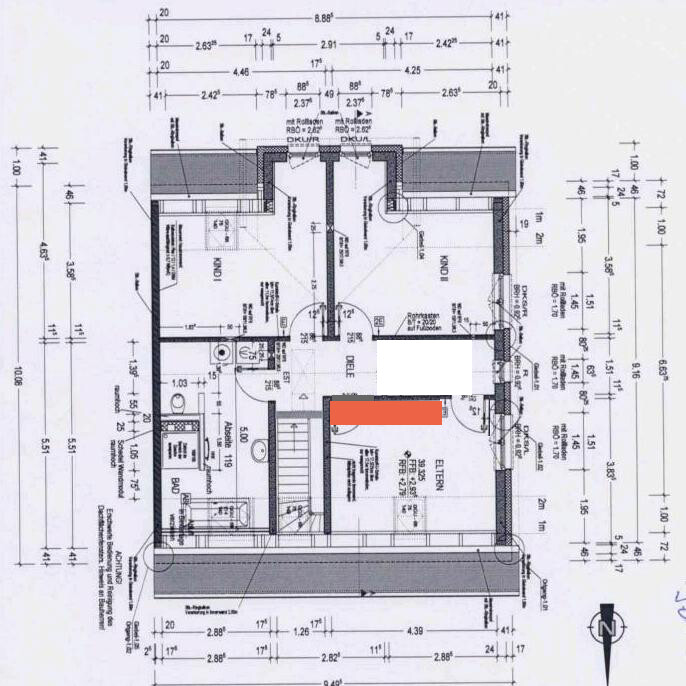 Grundriss eines Hauses mit zentraler Treppe, mehreren Räumen und Außenwänden