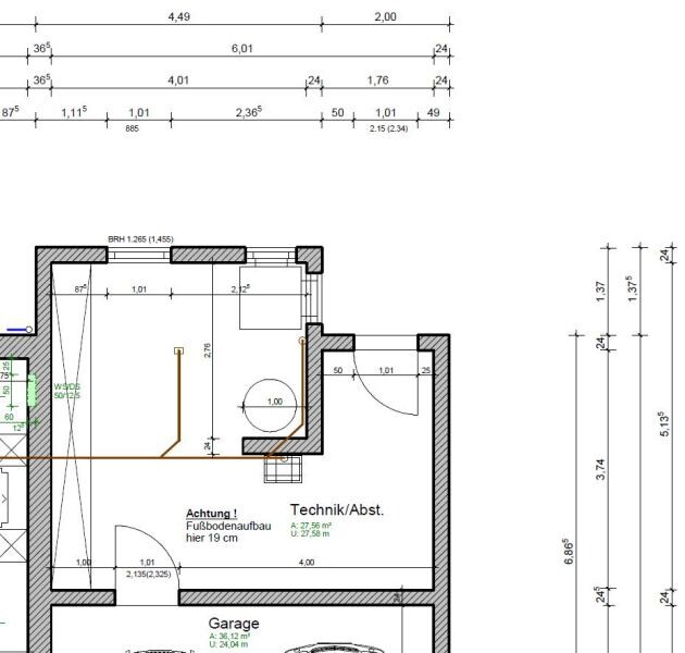Grundriss eines Hauses mit Maßlinien, Türen, Garage und Technikraum.