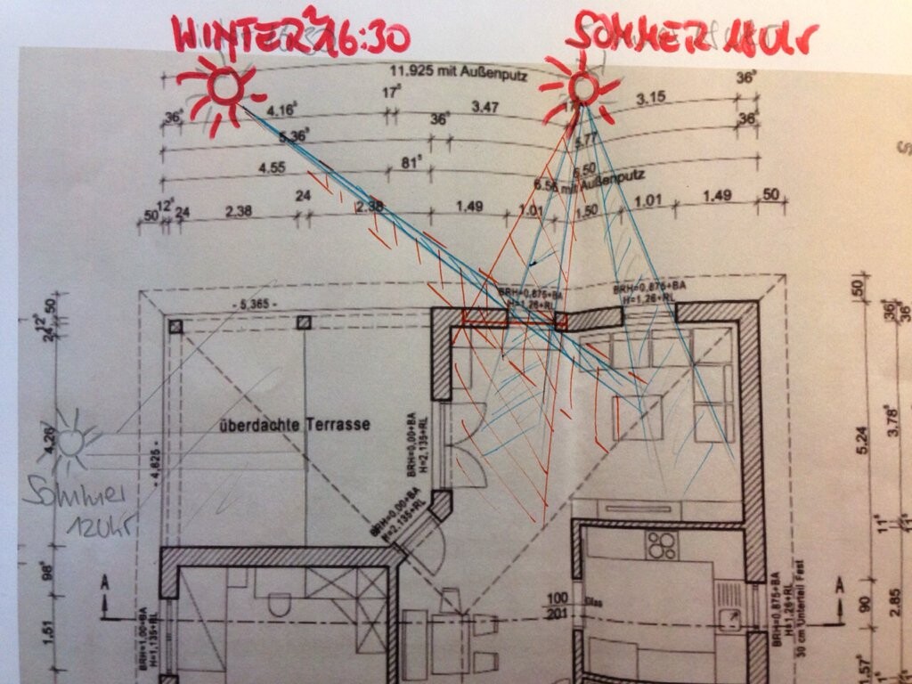 Zwei-dimensionierter Grundrissplan eines Hauses mit ueberdachter Terrasse und Wohnbereich.