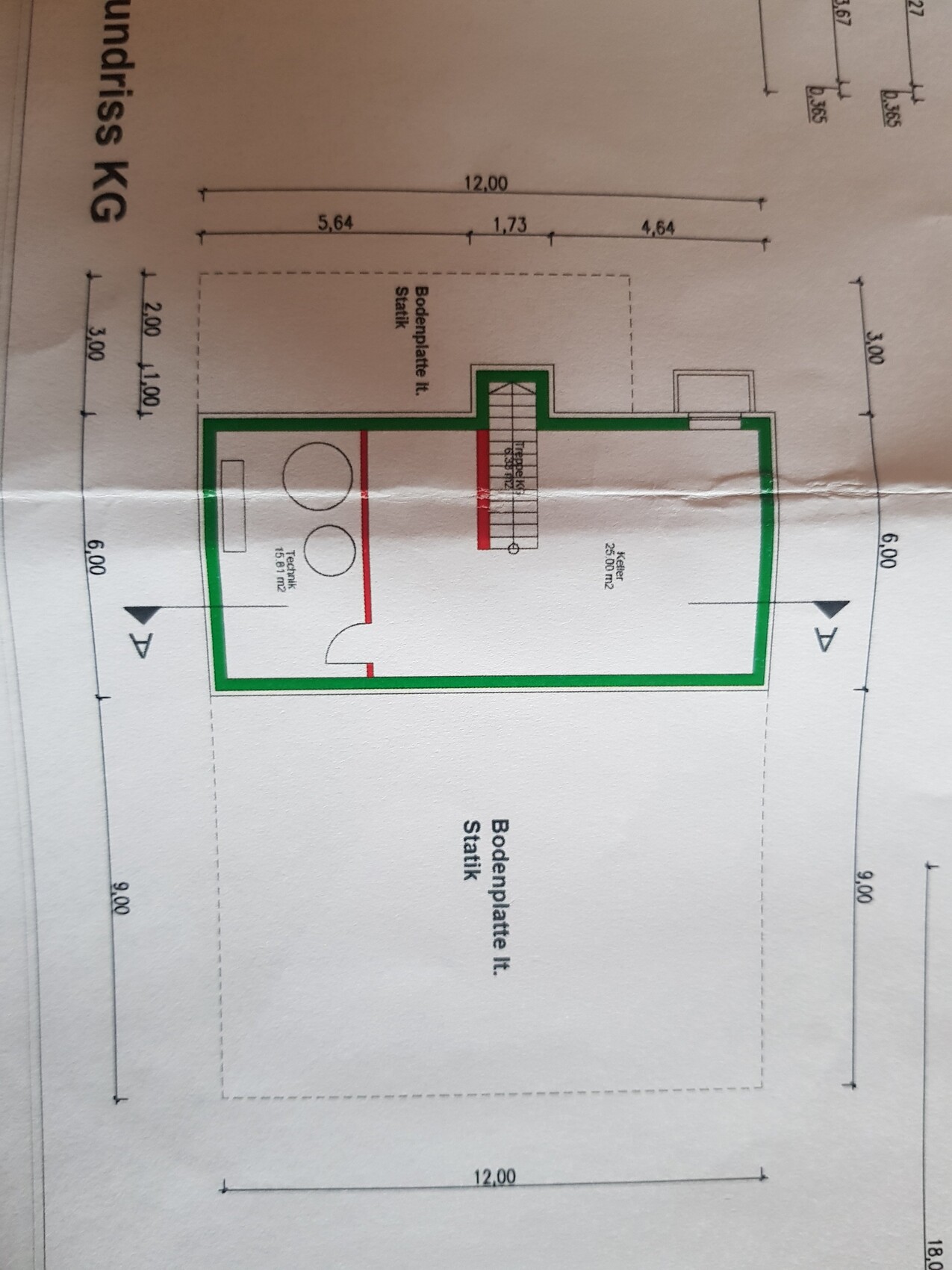 Grundriss eines Gebäudeteils mit Treppenaufgang, grünem Rand und Maßangaben in Metern.