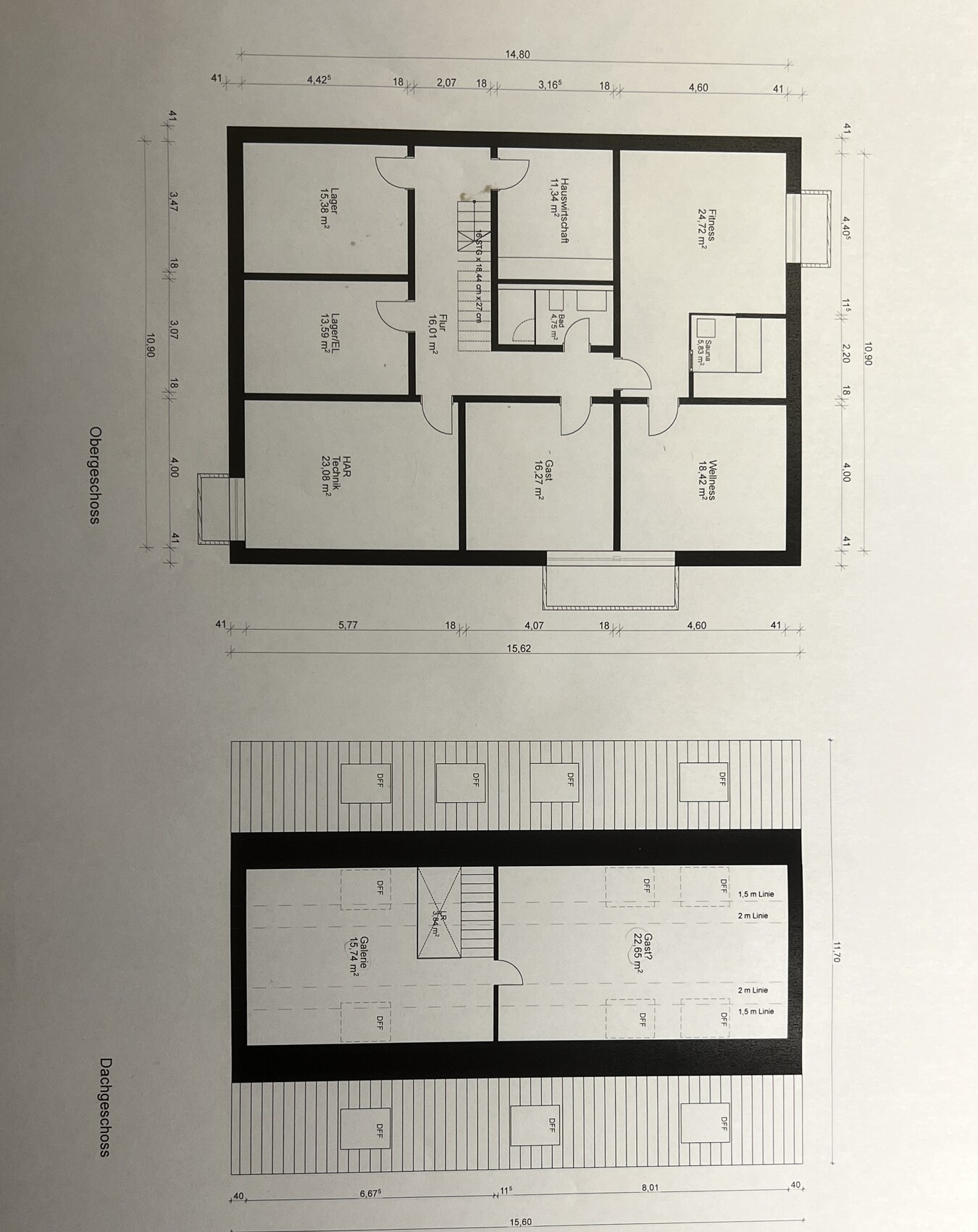 Grundriss eines Hauses mit Ober- und Dachgeschoss; mehrere Räume, Türen, Treppen, Maßangaben.