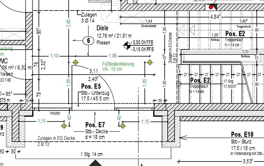 Grundriss eines Gebäudes mit Diele, Treppen, Türen und Fußbodenheizung.