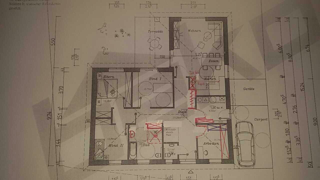 Grundriss eines Einfamilienhauses: Wohnzimmer, Küche, Essbereich, Bad, Flur, 2 Kinderzimmer, Carport.
