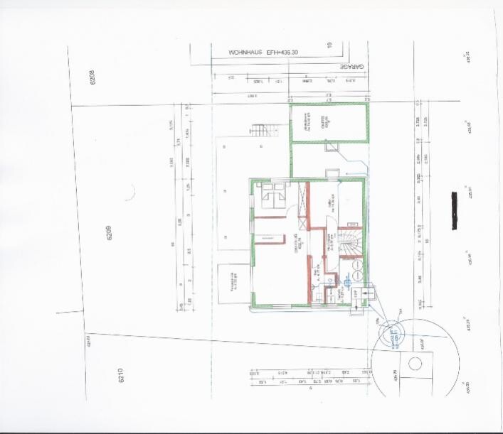 Grundriss eines Hauses mit farblich markierten Bereichen: Grün Räume, Rot Treppen.