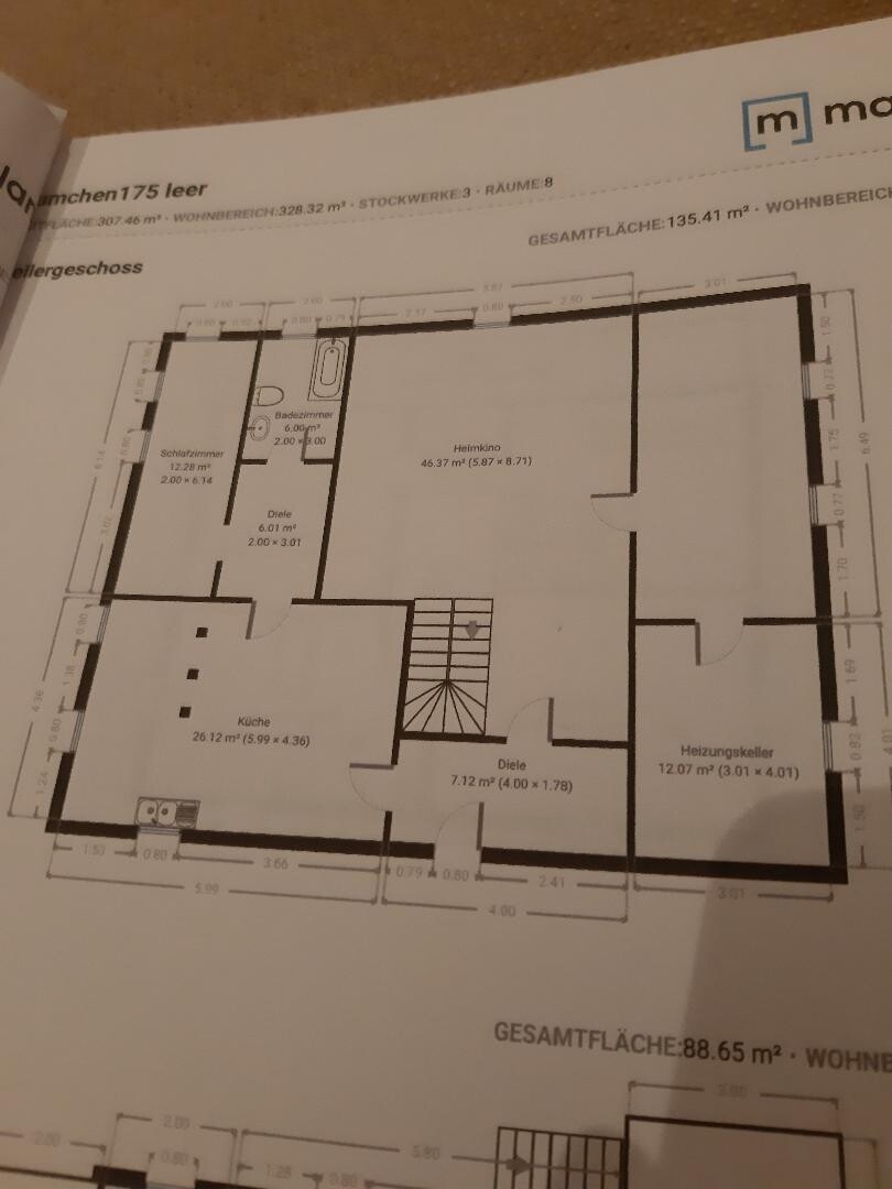 Grundriss einer Wohnung mit Küche, Diele, Schlafzimmer, Bad, Heimkino und Heizungskeller.