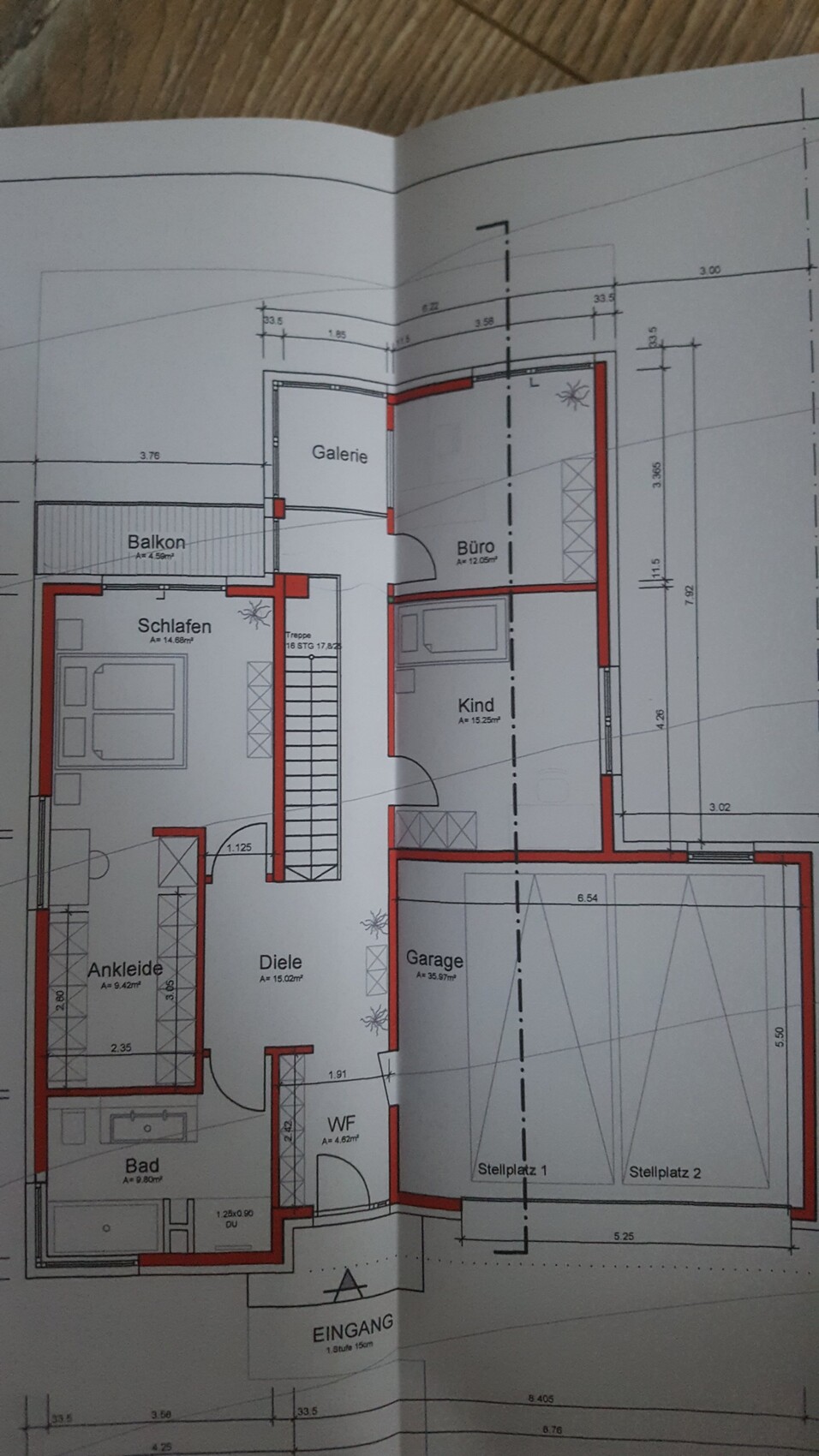 Grundriss eines Hauses: Schlafen, Ankleide, Diele, Bad, Balkon, Büro, Kind, Garage, Eingang.