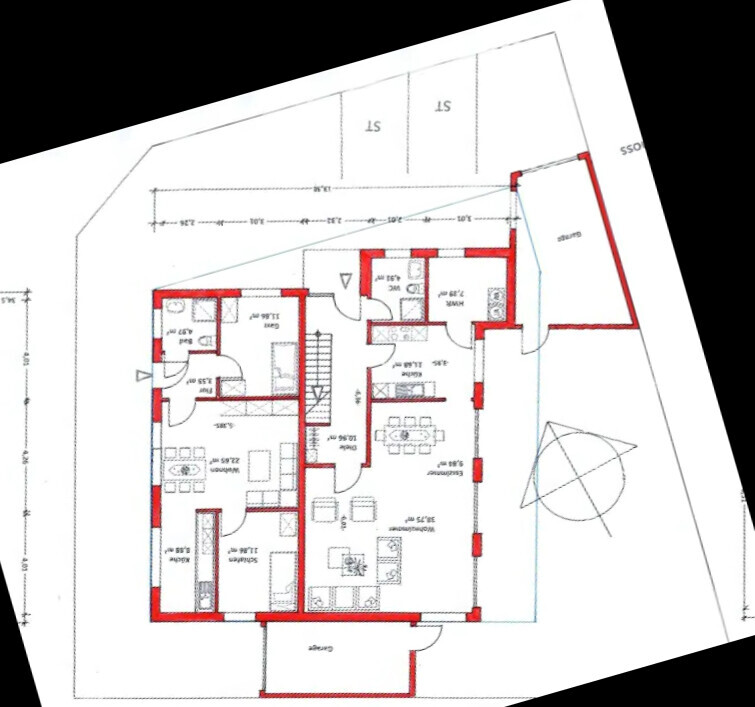 Grundriss eines Hauses mit mehreren Räumen, Küche, Bad, Treppe; rot markierte Wände