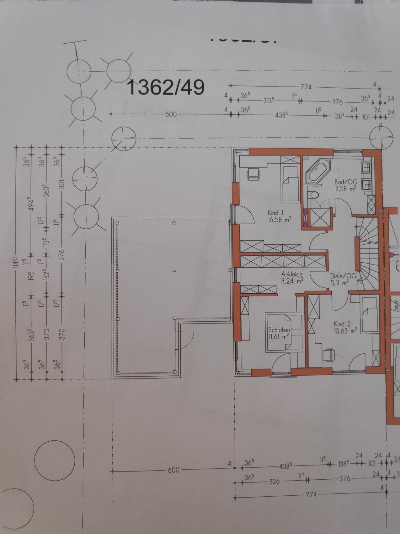 Grundriss OG eines Hauses mit Kind 1, Kind 2, Schlafen, Ankleide, Bad, Diele; orange Umrandung
