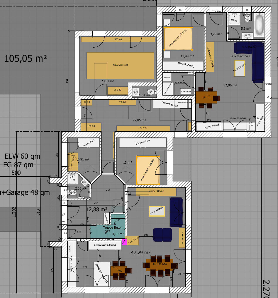 Detailgetreuer Grundriss eines Hauses mit Küche, Essbereich, Wohnzimmer, Schlafzimmern, Bad und Garage.