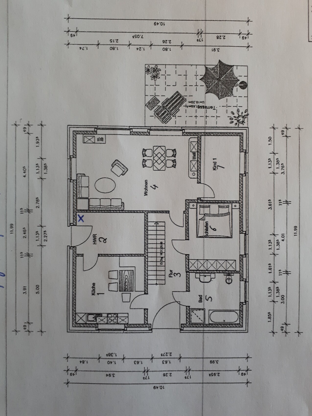 Grundriss eines Hauses mit Küche, Wohnen, Bad, Schlafzimmer und Kinderzimmer, Terrasse