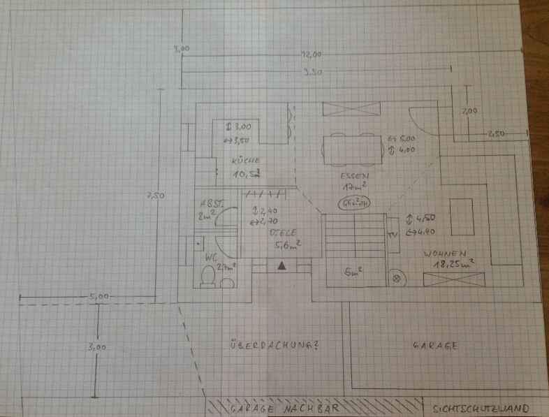 Handgezeichnete Grundrissskizze eines Hauses mit Küche, Essbereich, Wohnzimmer und Garage.