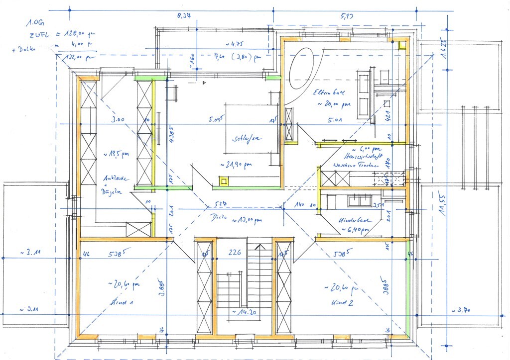 Grundriss eines Wohnhauses: Treppenhaus in der Mitte, mehrere Zimmer, Maße in Blau.