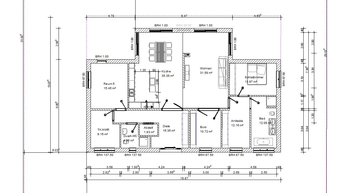 Grundriss eines Hauses mit Küche, Wohnzimmer, Schlafzimmer, Bad, Büro, Diele, Ankleide