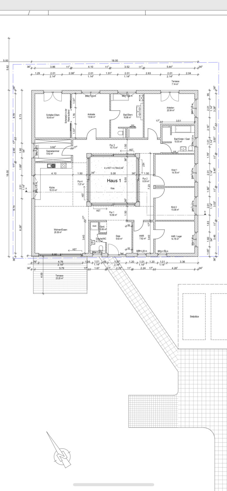 Grundriss eines Einfamilienhauses mit Zimmern, Fluren, Terrasse und Außenbereich.