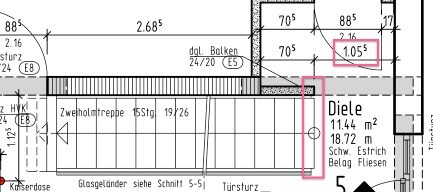Grundrissplan eines Hauses mit Diele, Treppe und Balkon