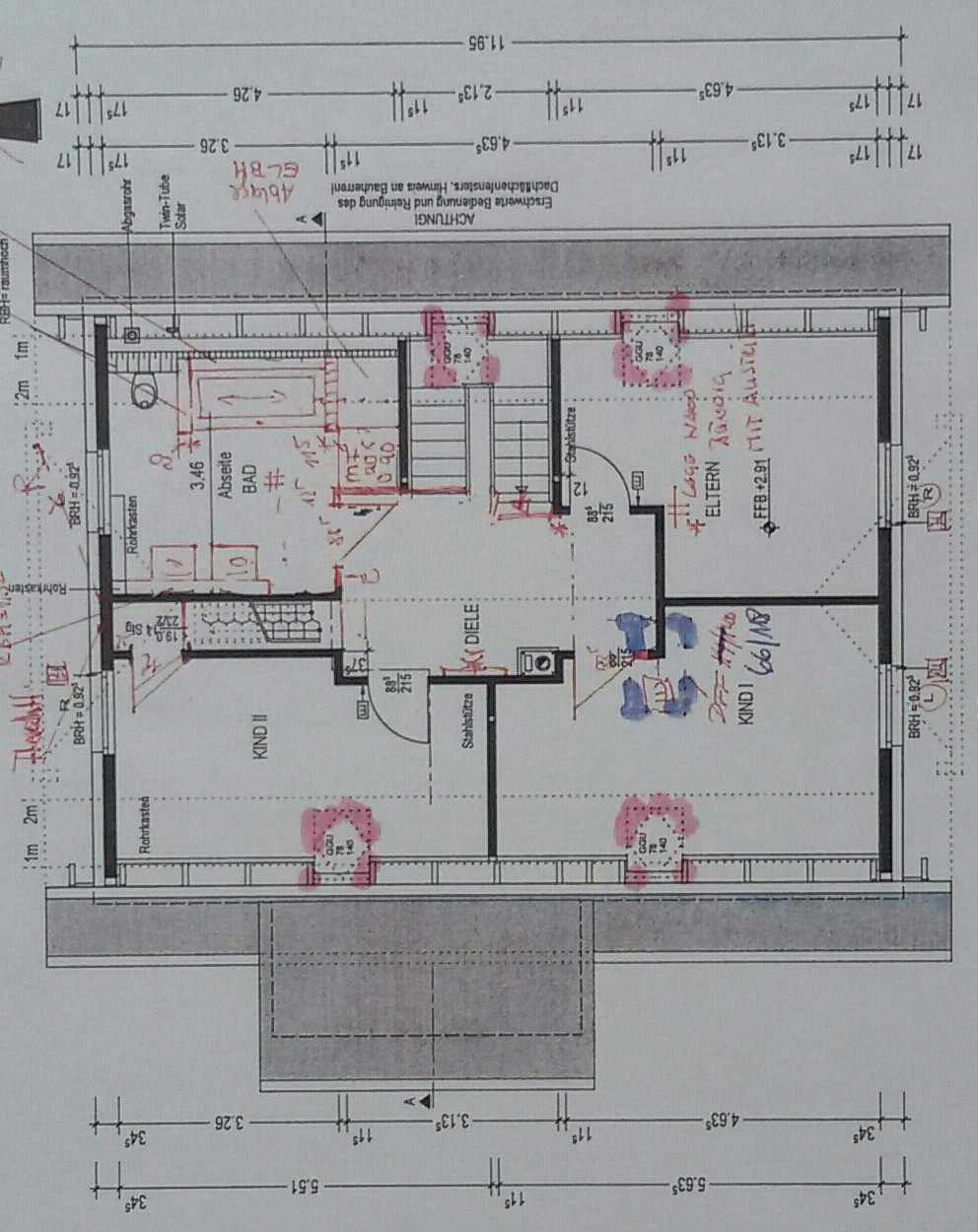 Grundriss eines mehrteiligen Gebäudes mit Zimmern, Türen, Treppen und Maßangaben.
