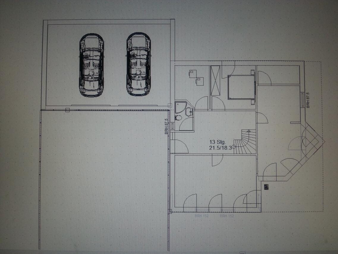 Grundriss eines Hauses: Garage mit zwei Autos links, angrenzende Innenräume und Treppe.