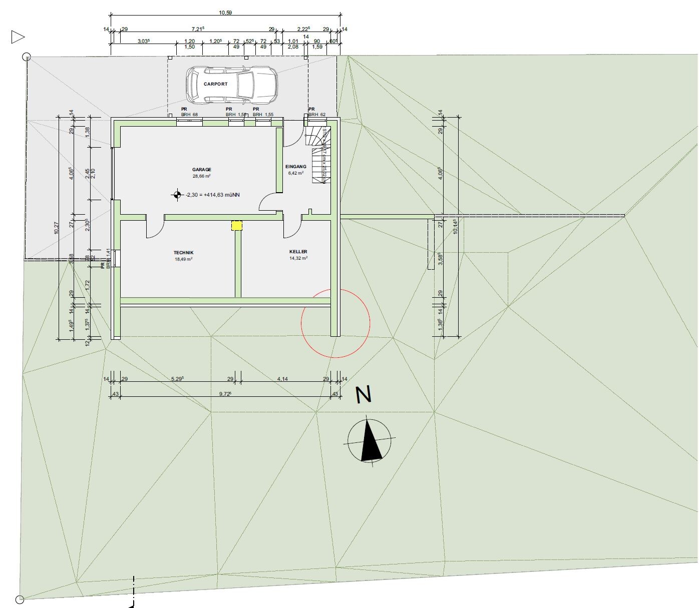 Grundriss eines Hauses: Garage, Technikraum, Keller, Eingang, Carport; Nordpfeil.