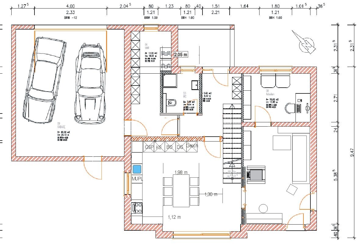 Grundriss eines Einfamilienhauses mit Garage, Küche, Essbereich, Wohnzimmer und Treppenhaus.
