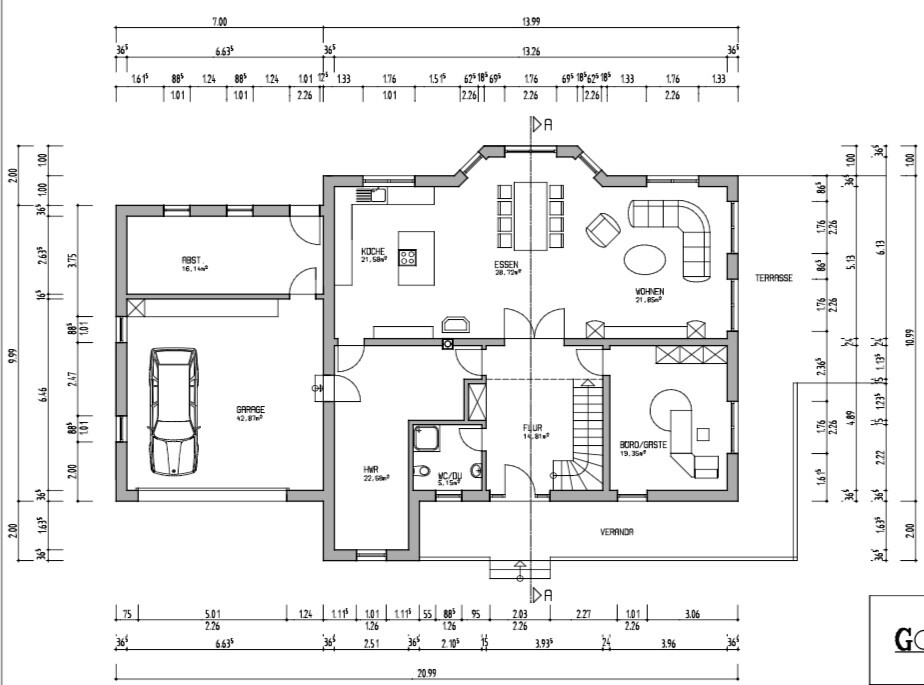 Grundriss eines Hauses mit Garage (Auto), Küche, Essen, Wohnen, Büro/Gäste, Veranda.