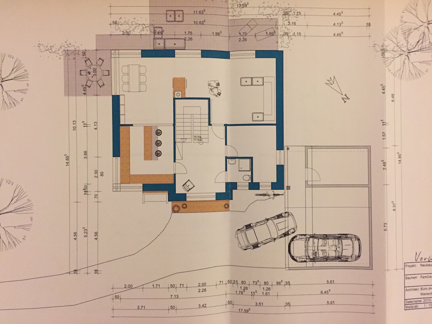 Grundrissplan eines Einfamilienhauses mit Eingang, Küche, Wohnzimmer, Garage und Außenbereich.