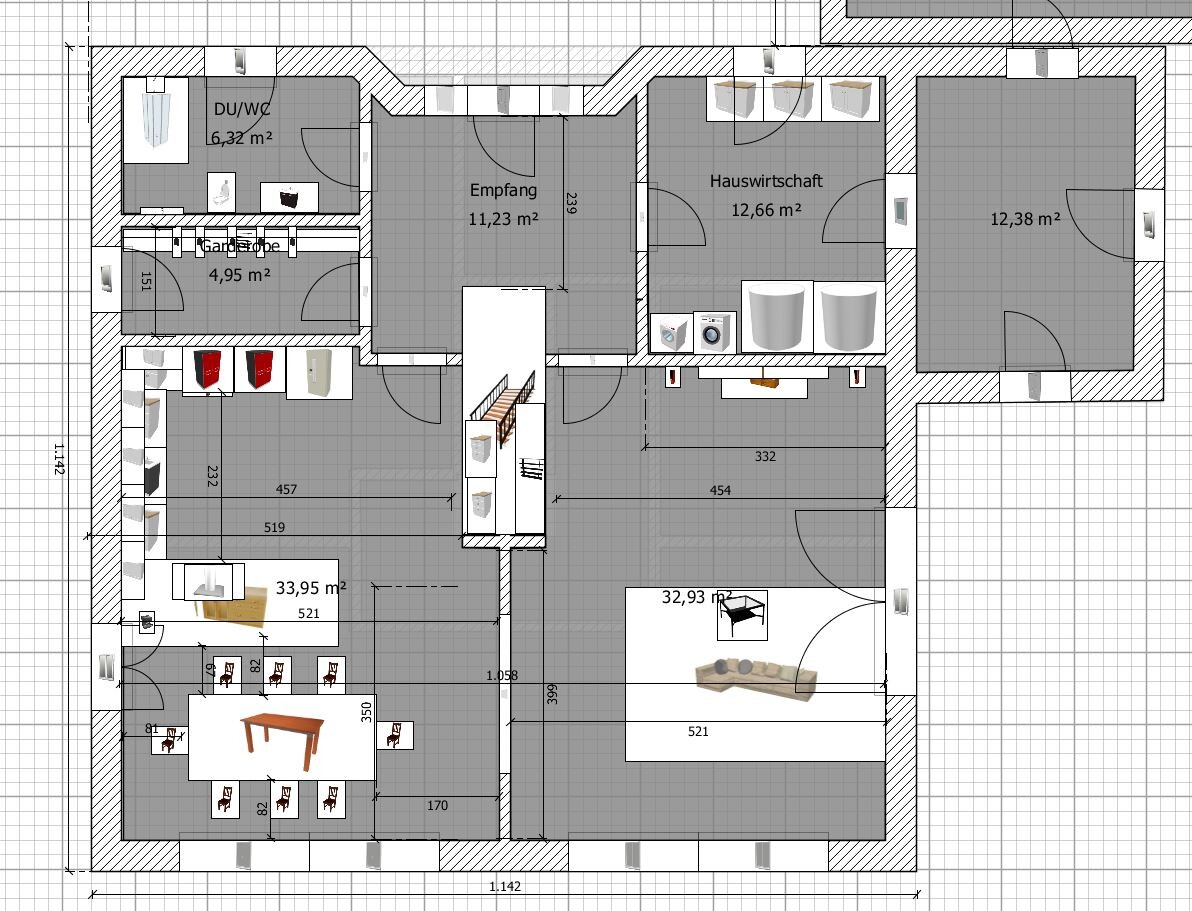 Grundriss eines Gebäudes mit Empfang, Garderobe, Dusche/WC, Hauswirtschaft und Wohnbereich.