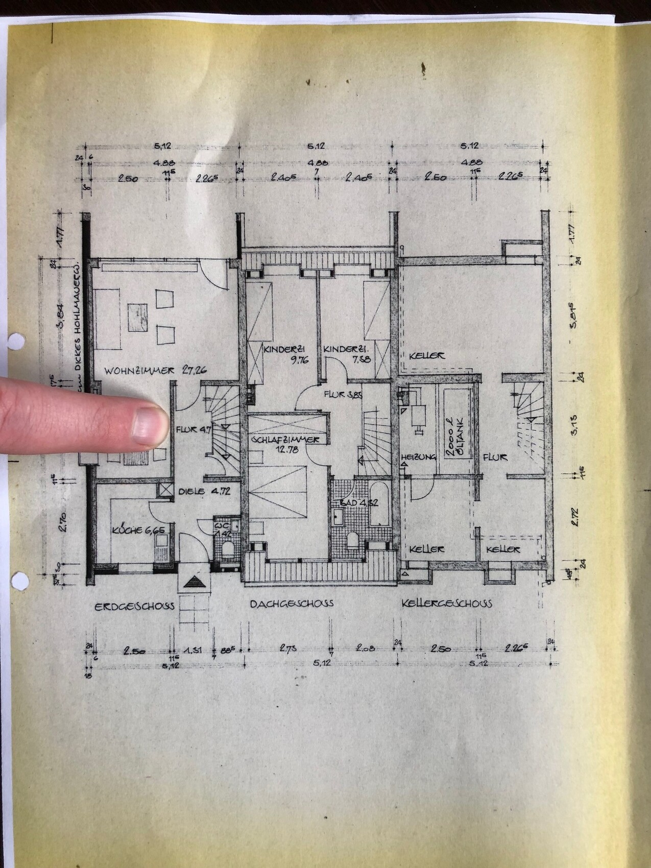 Detaillierter Hausgrundriss mit Erdgeschoss, Dachgeschoss, Keller, Küche und Wohnzimmer.