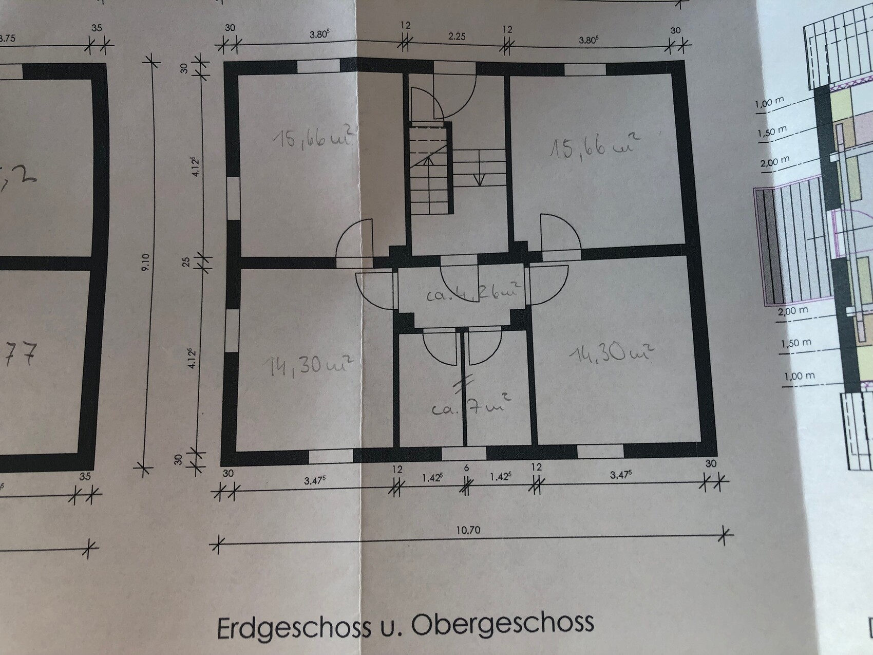 Grundriss eines Gebäudes mit zentraler Treppe und 4 Zimmern um Flur (Erd- u. Obergeschoss)