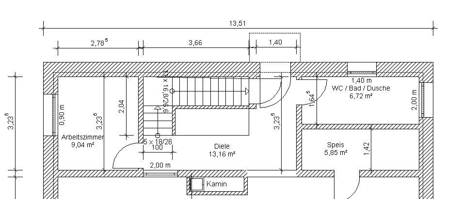 Grundriss eines Hauses mit Arbeitszimmer, Diele, Speis, WC/Bad/Dusche und Kamin.