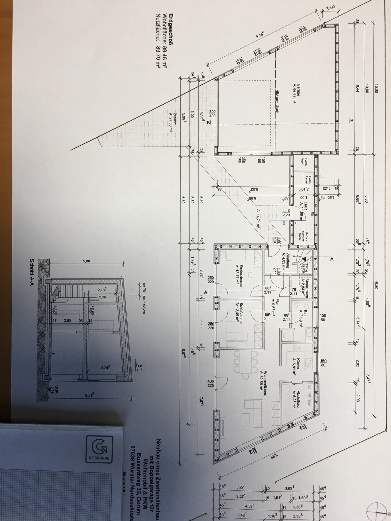 Grundriss Erdgeschoss: Wohn-/Essbereich, Küche, Bad, Flur, Treppen, Garage.