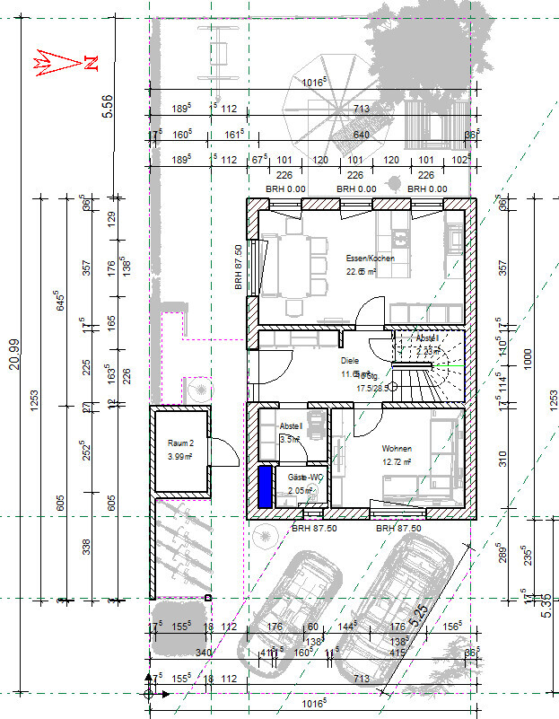 Grundriss eines Hauses mit Küche, Essen/Kochen, Wohnzimmer, Diele, Abstellräumen, Gäste-WC, Garage.