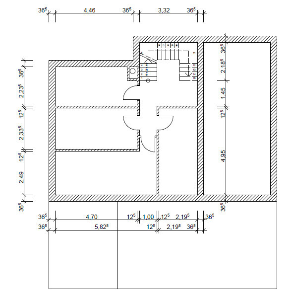 Grundriss eines Gebäudes mit Innenwänden, Türen, Treppen und Maßlinien.