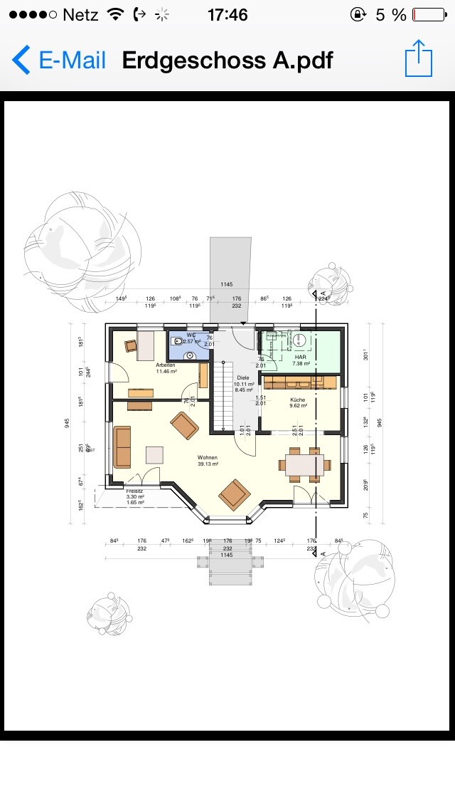 Erdgeschoss-Grundriss eines Hauses mit Wohnzimmer, Küche, Arbeitszimmer, Diele und WC.