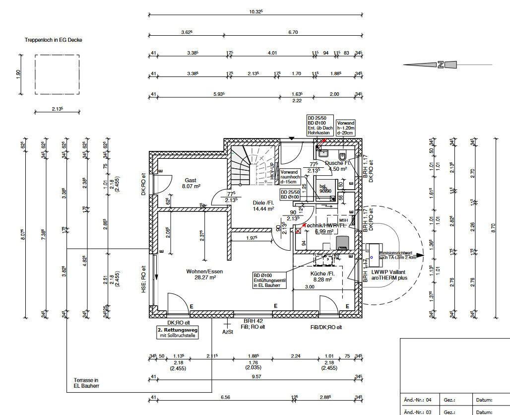 Erdgeschoss-Grundriss eines Hauses mit Wohnzimmer, Küche, Bad, Treppe und Terrasse