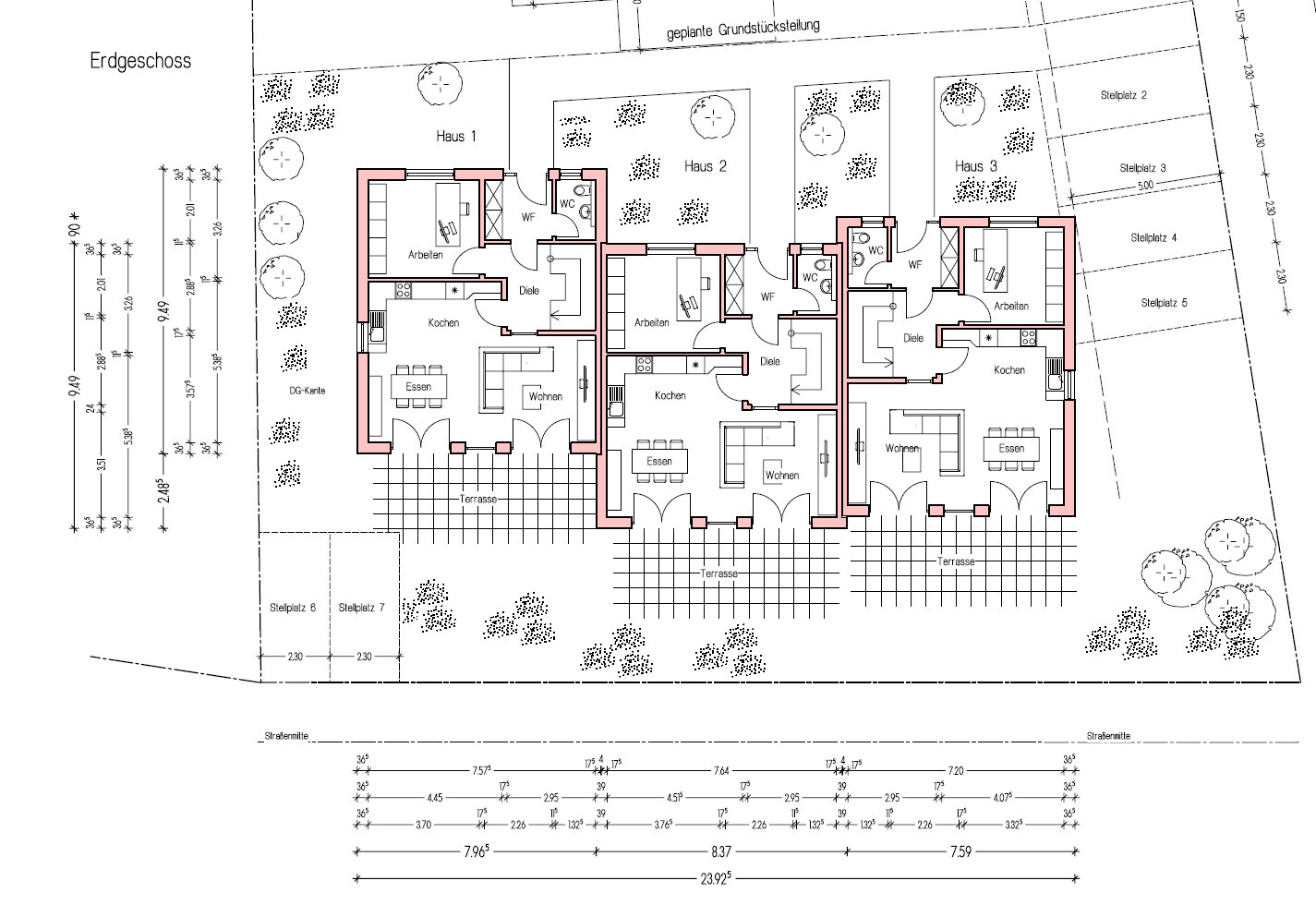Detaillierter Grundriss eines Wohnhauses mit Erdgeschoss, Terrassen und drei Gebäudeteilen.