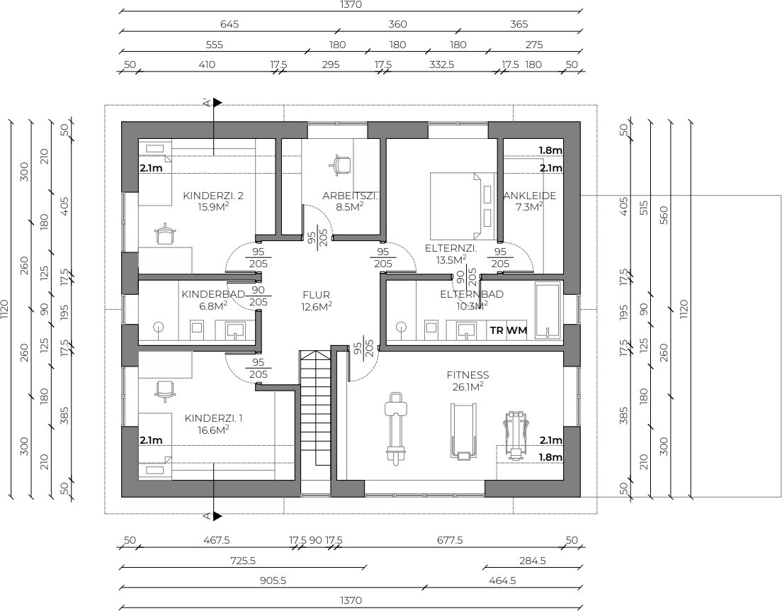 Grundriss: Flur verbindet Eltern mit Bad und Ankleide, zwei Kinderzimmer, Arbeitszimmer, Fitness.